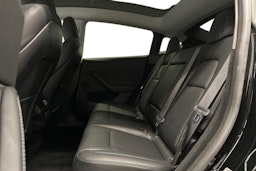 musta Tesla Model Y 2024 kuva 10.