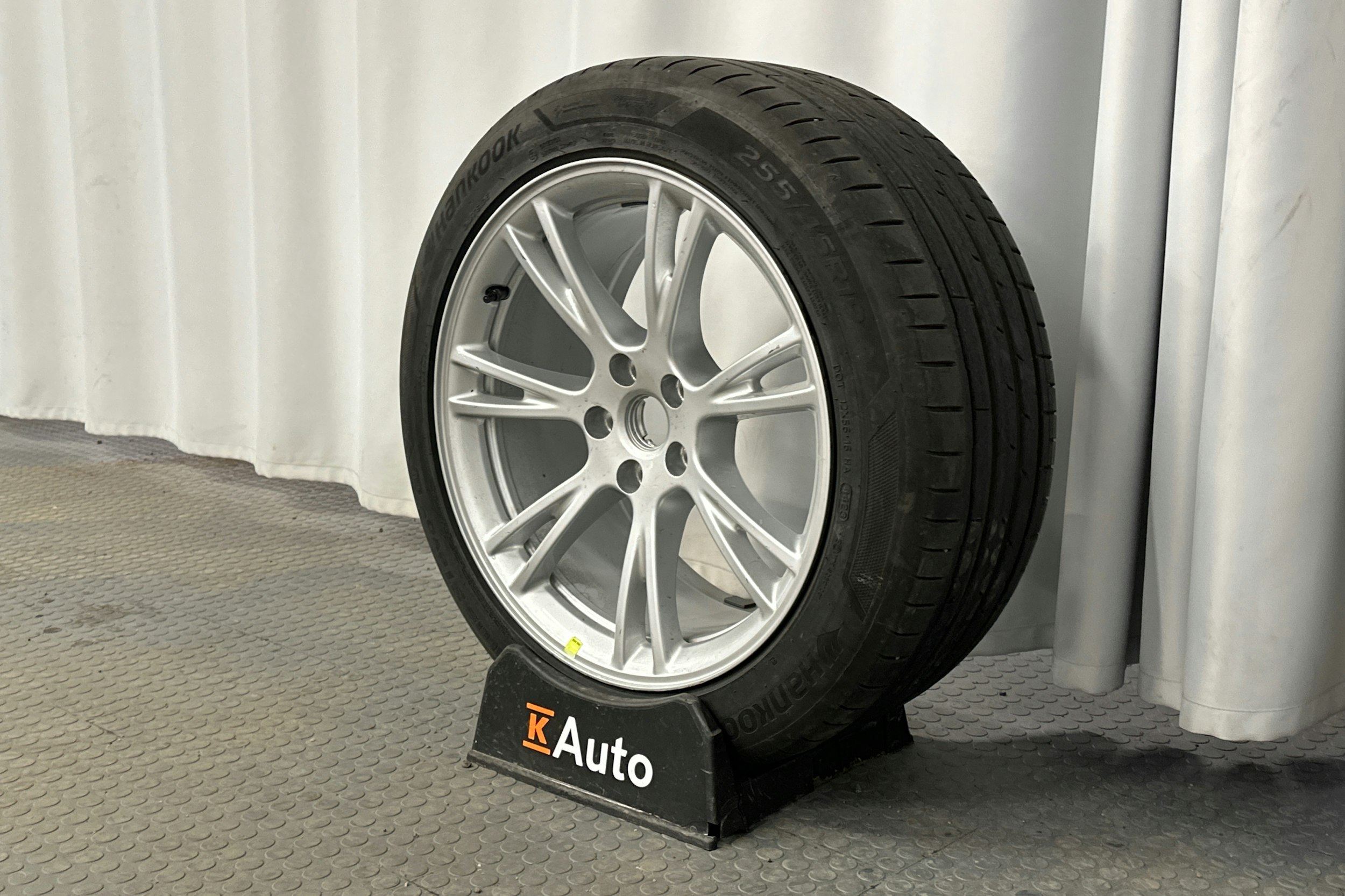 musta Tesla Model Y 2024 kuva 13.