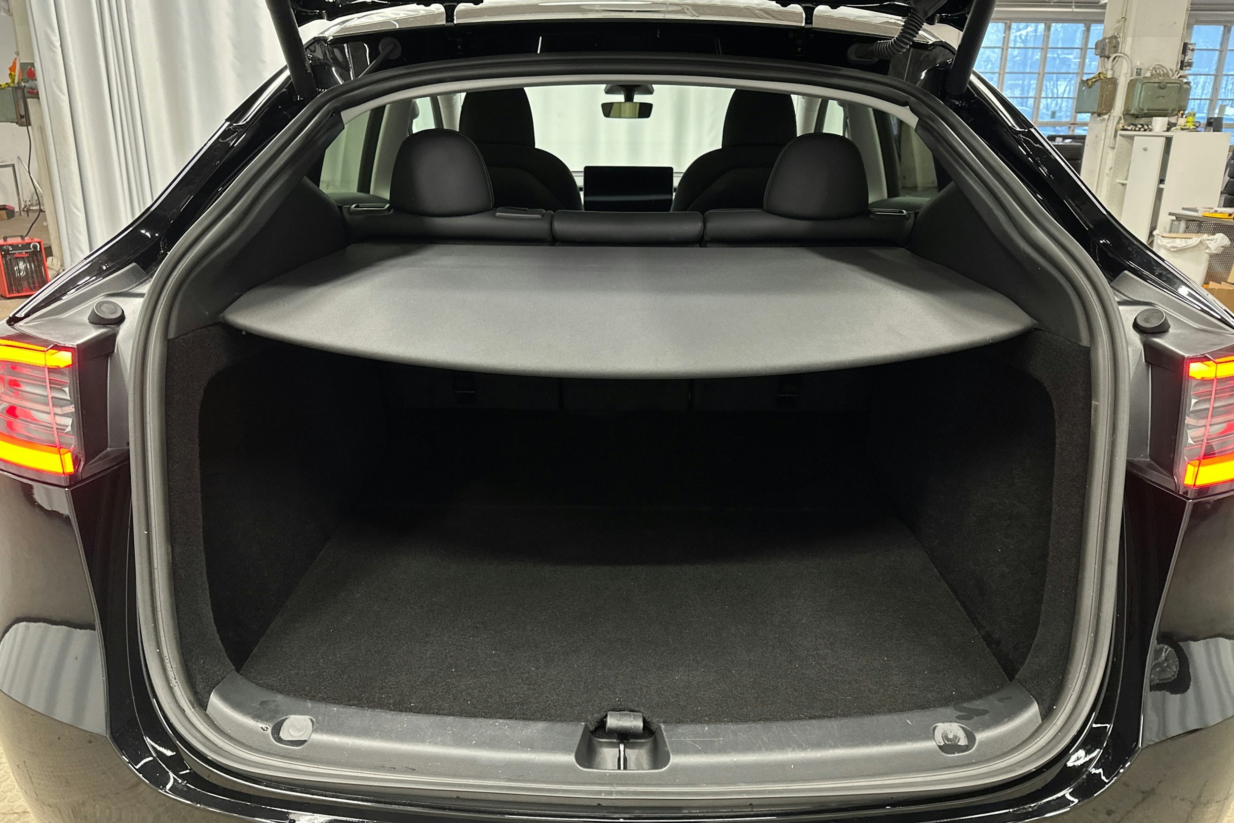 musta Tesla Model Y 2024 kuva 14.