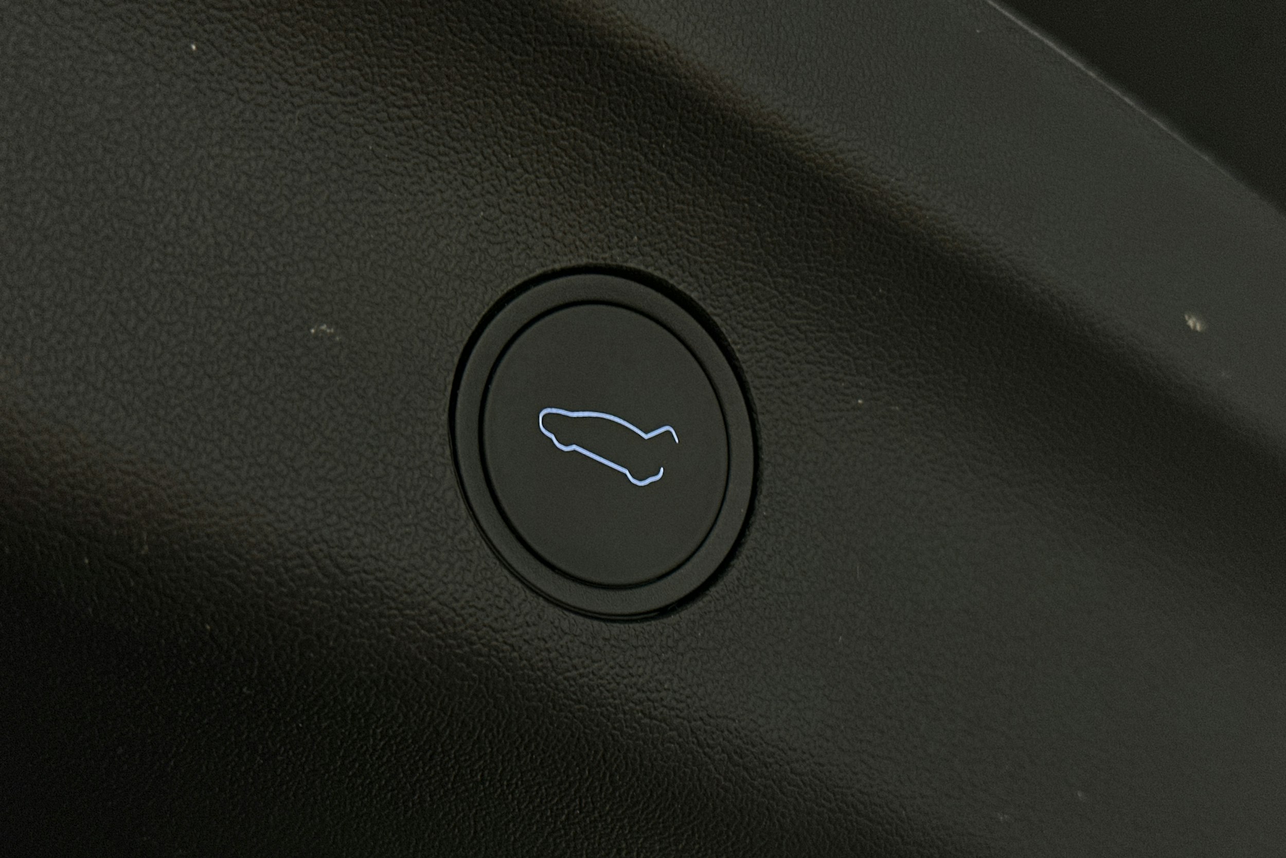 musta Tesla Model Y 2024 kuva 15.