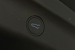 musta Tesla Model Y 2024 kuva 15.