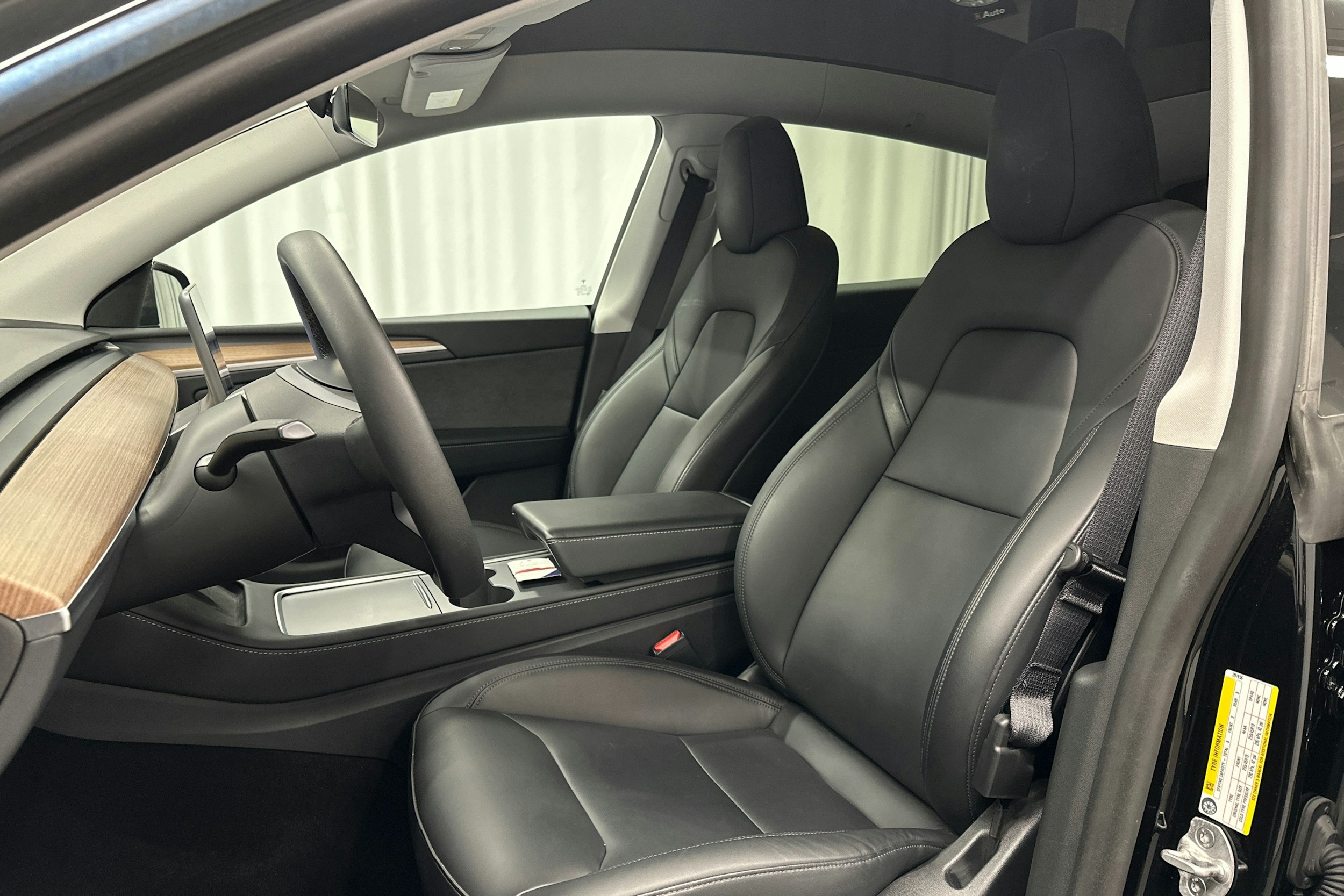 musta Tesla Model Y 2024 kuva 16.