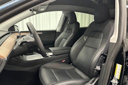 musta Tesla Model Y 2024 kuva 16.