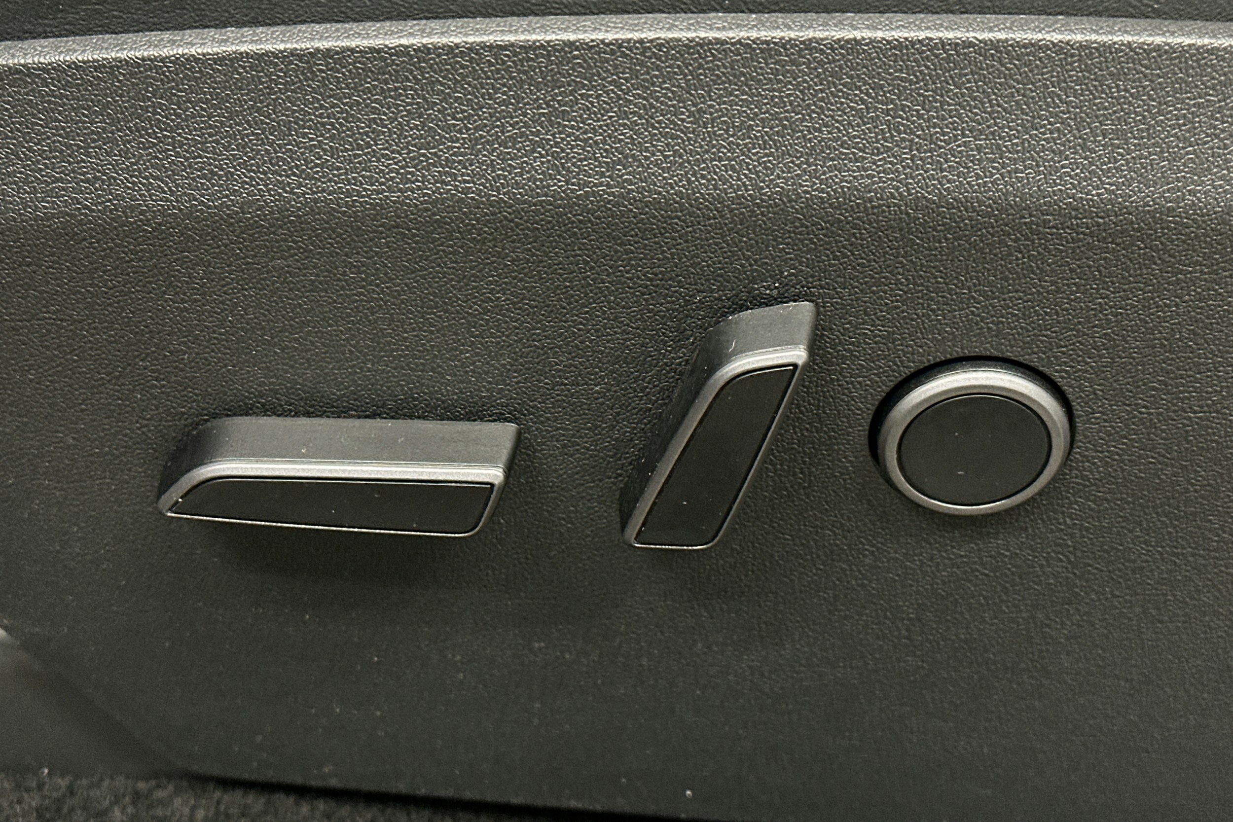 musta Tesla Model Y 2024 kuva 17.