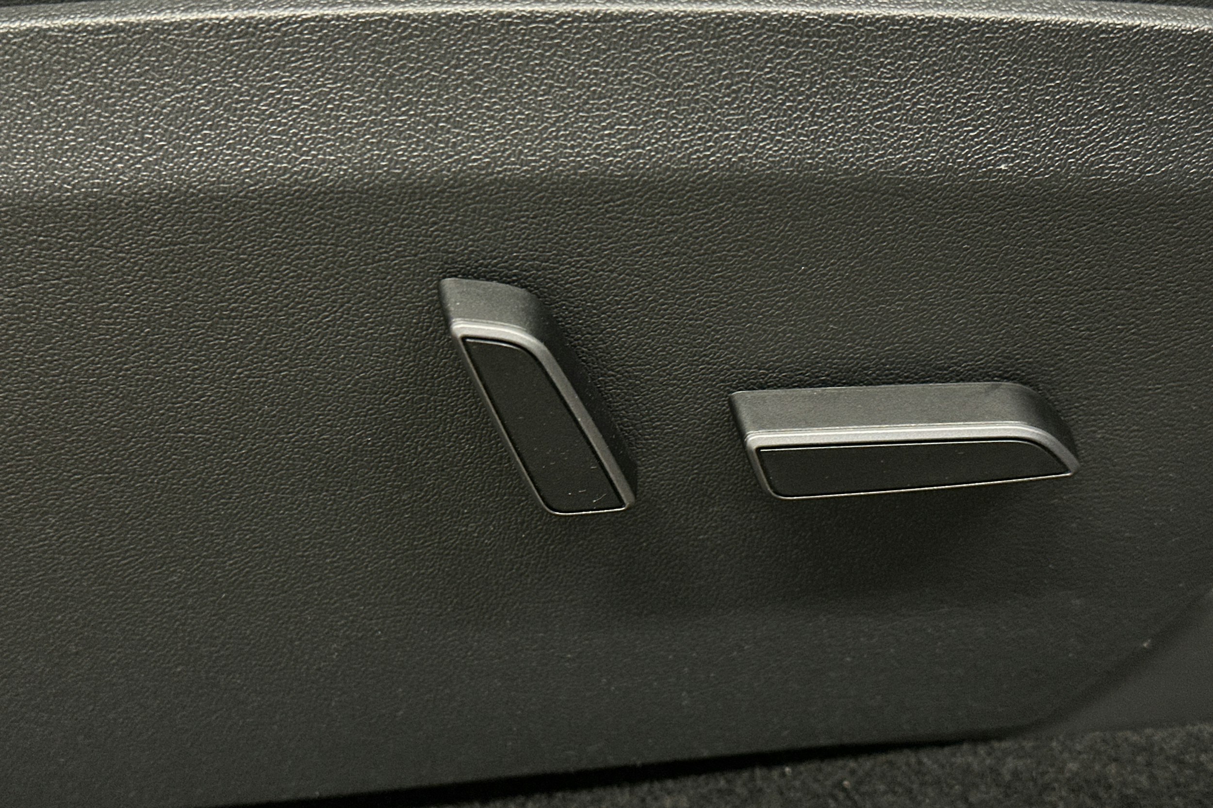 musta Tesla Model Y 2024 kuva 18.