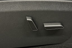 musta Tesla Model Y 2024 kuva 18.