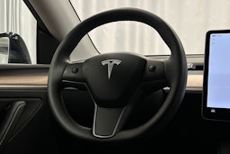 musta Tesla Model Y 2024 kuva 19.