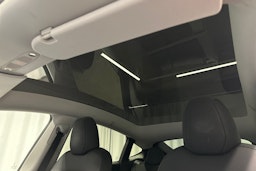 musta Tesla Model Y 2024 kuva 27.