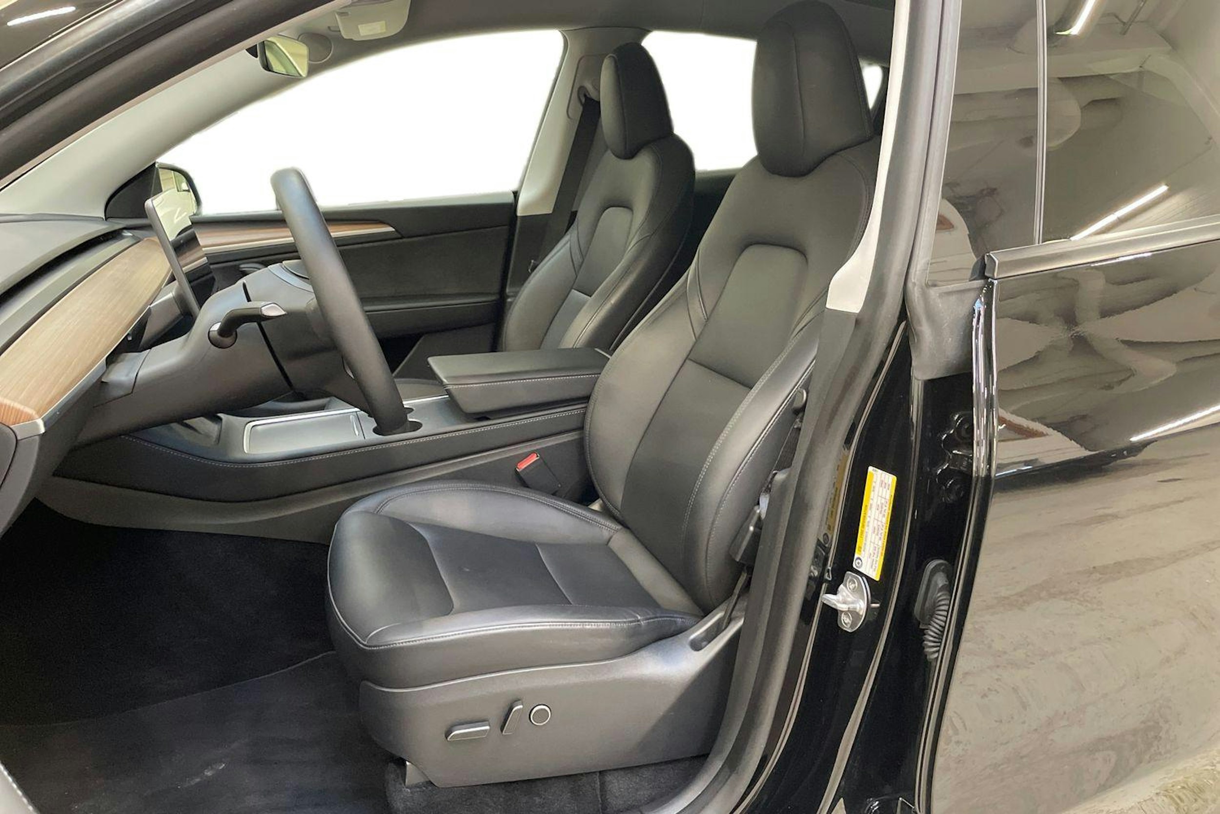 musta Tesla Model Y 2024 kuva 7.