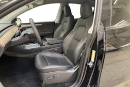 musta Tesla Model Y 2024 kuva 7.