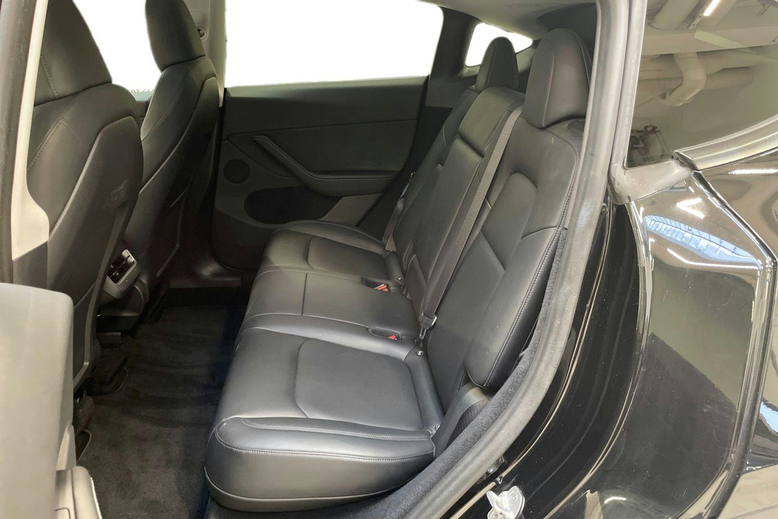 musta Tesla Model Y 2024 kuva 10.