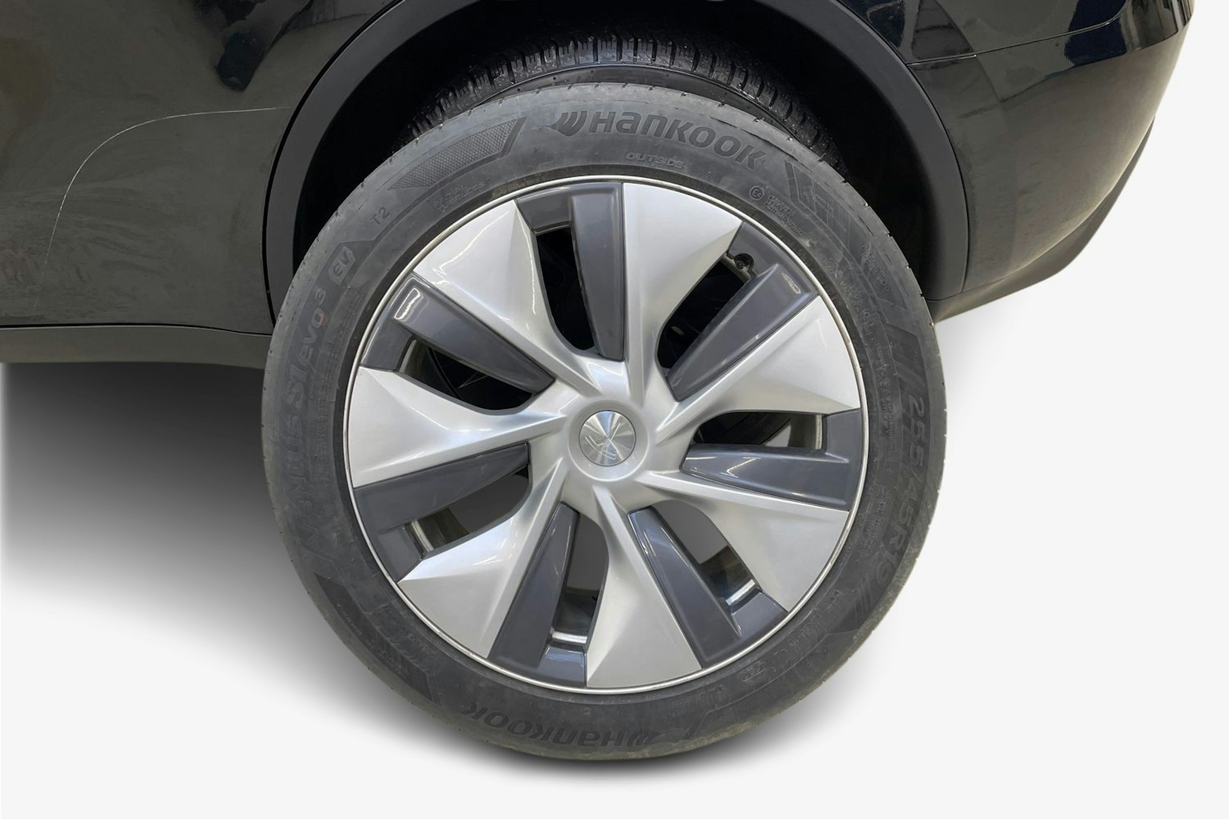 musta Tesla Model Y 2024 kuva 11.