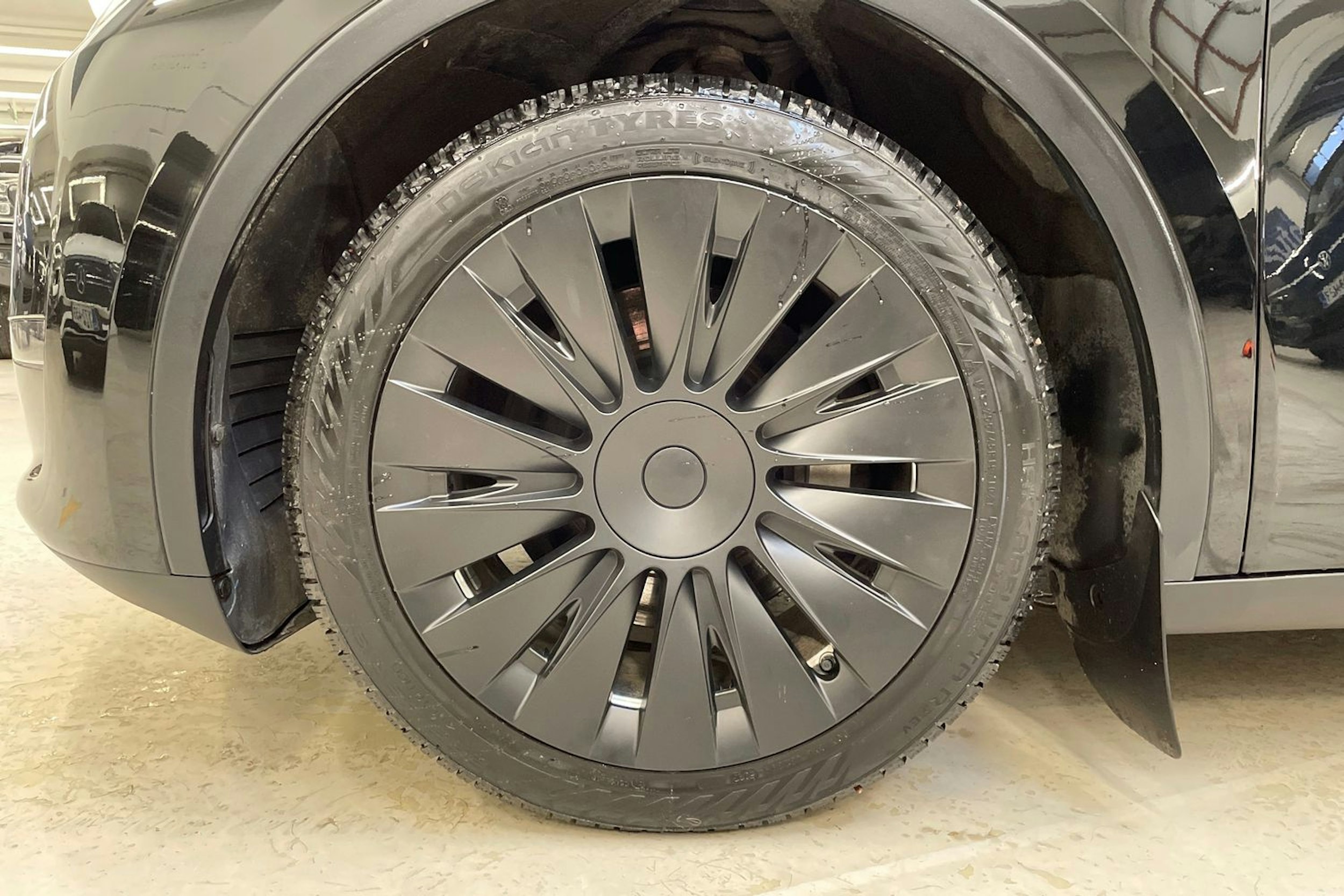 musta Tesla Model Y 2024 kuva 13.