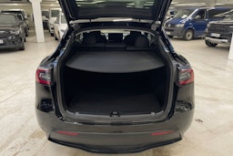 musta Tesla Model Y 2024 kuva 14.