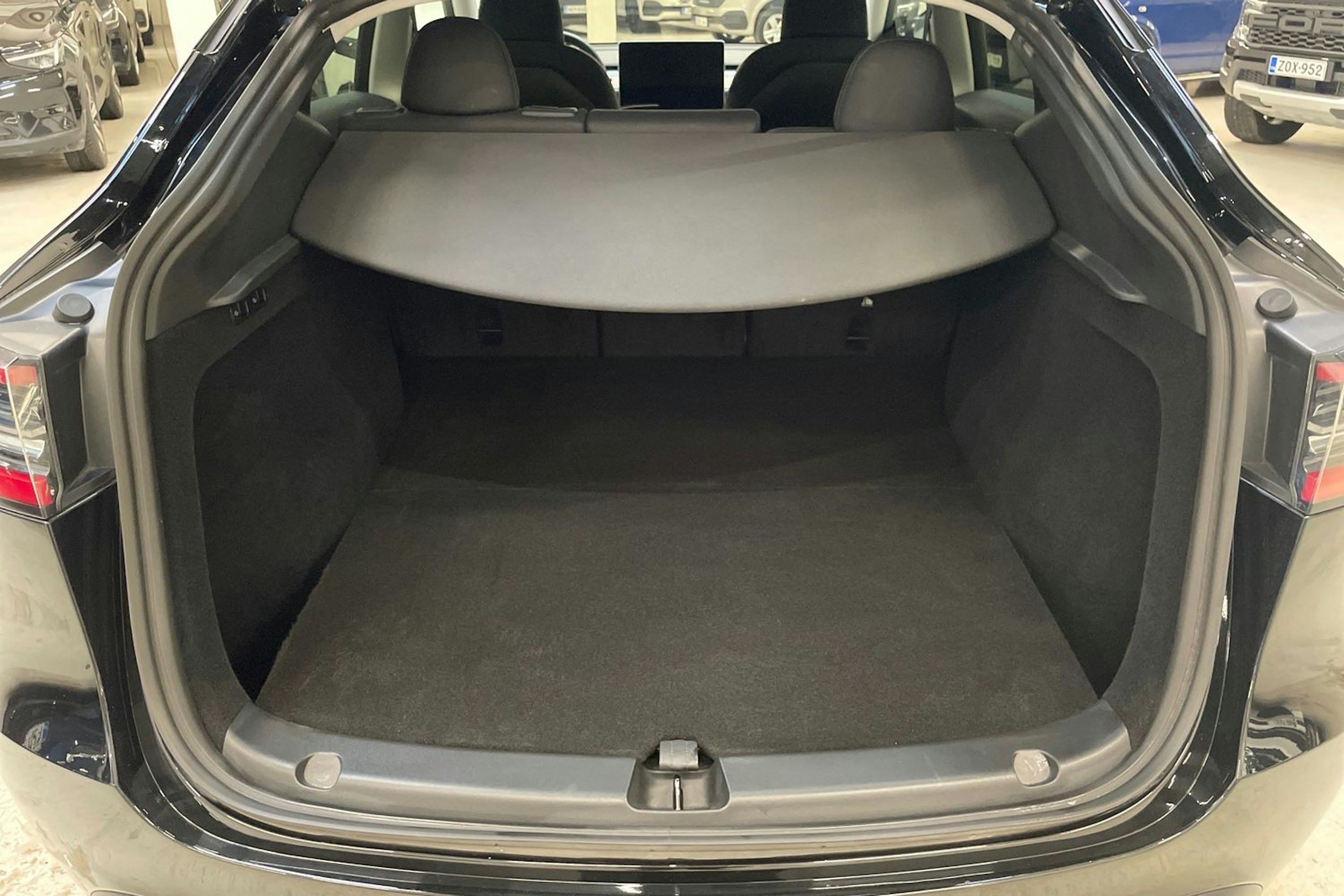 musta Tesla Model Y 2024 kuva 15.