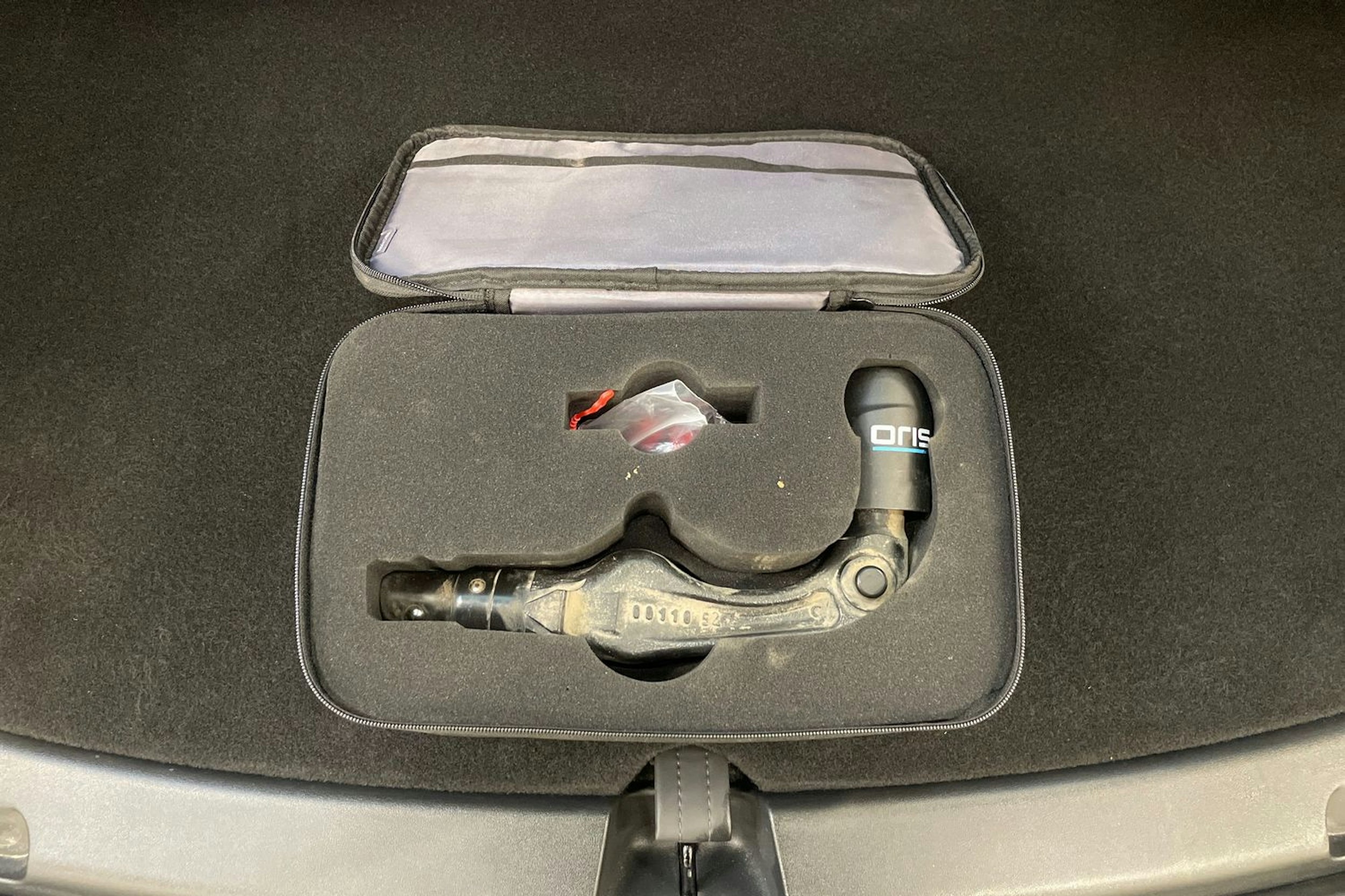 musta Tesla Model Y 2024 kuva 17.