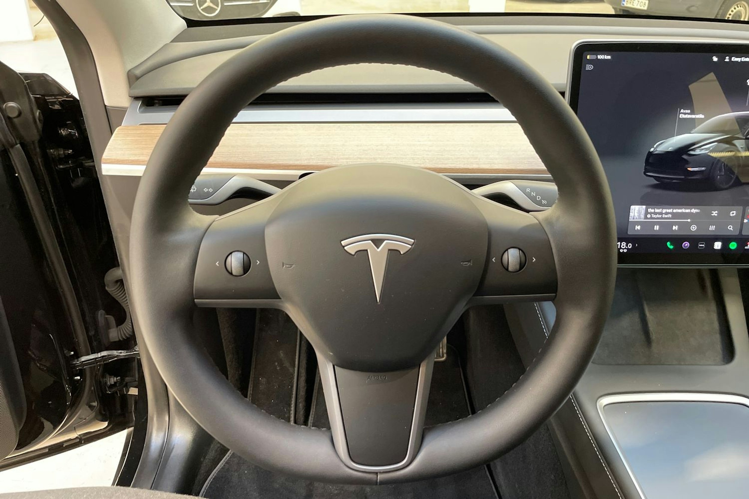 musta Tesla Model Y 2024 kuva 18.