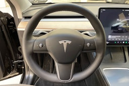 musta Tesla Model Y 2024 kuva 18.