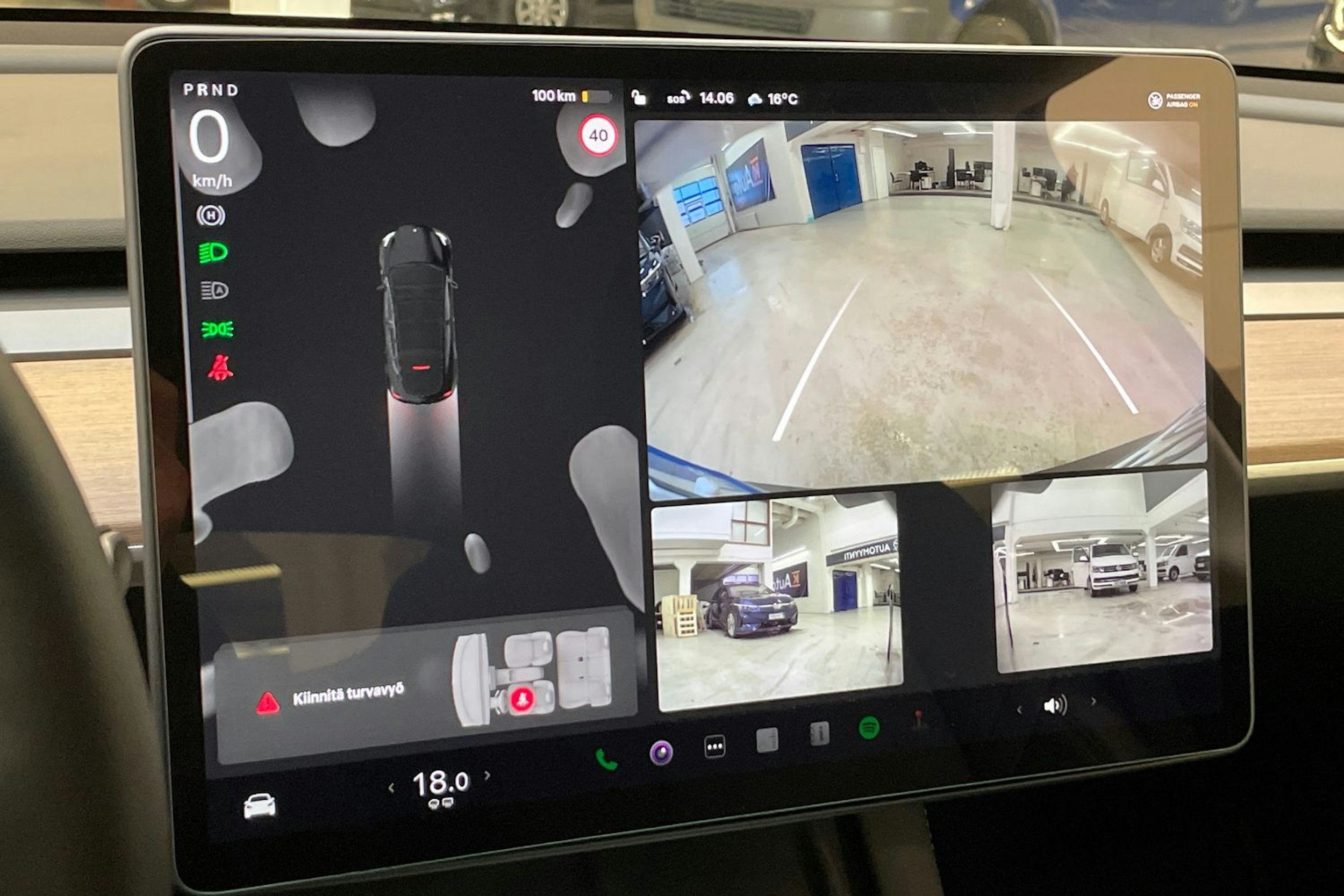 musta Tesla Model Y 2024 kuva 21.