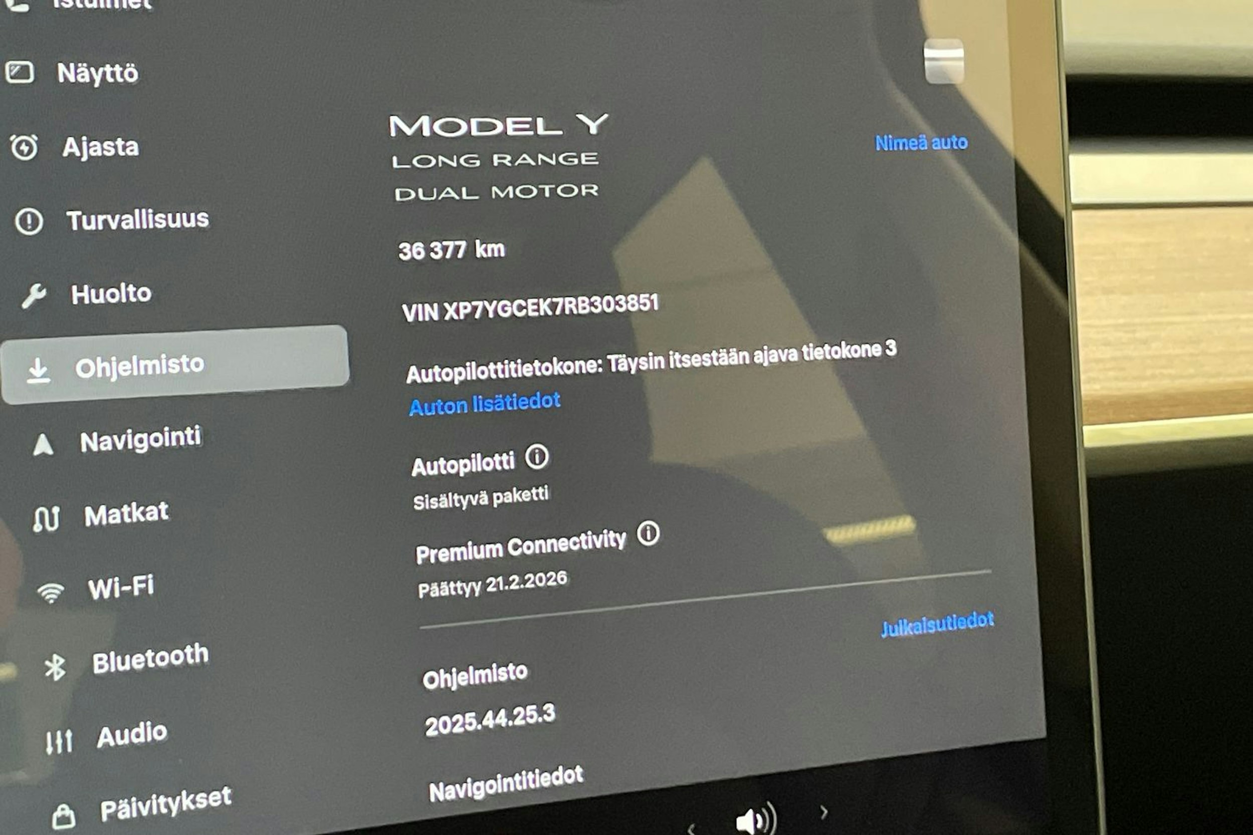 musta Tesla Model Y 2024 kuva 23.