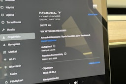 musta Tesla Model Y 2024 kuva 23.