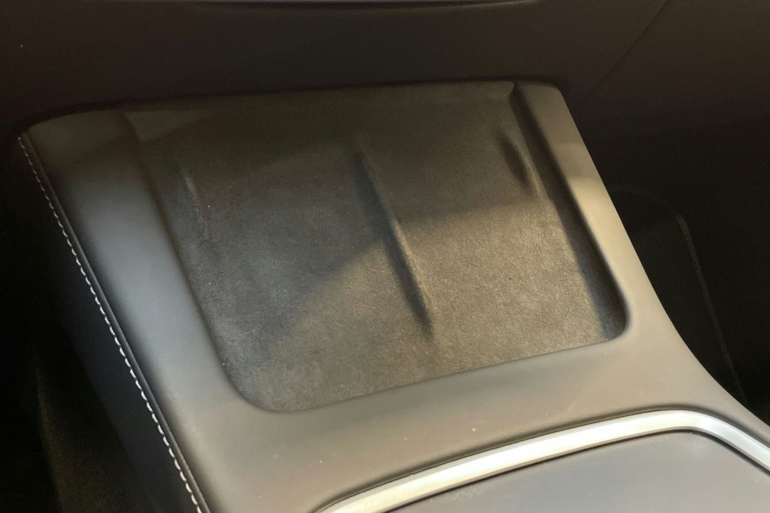 musta Tesla Model Y 2024 kuva 24.