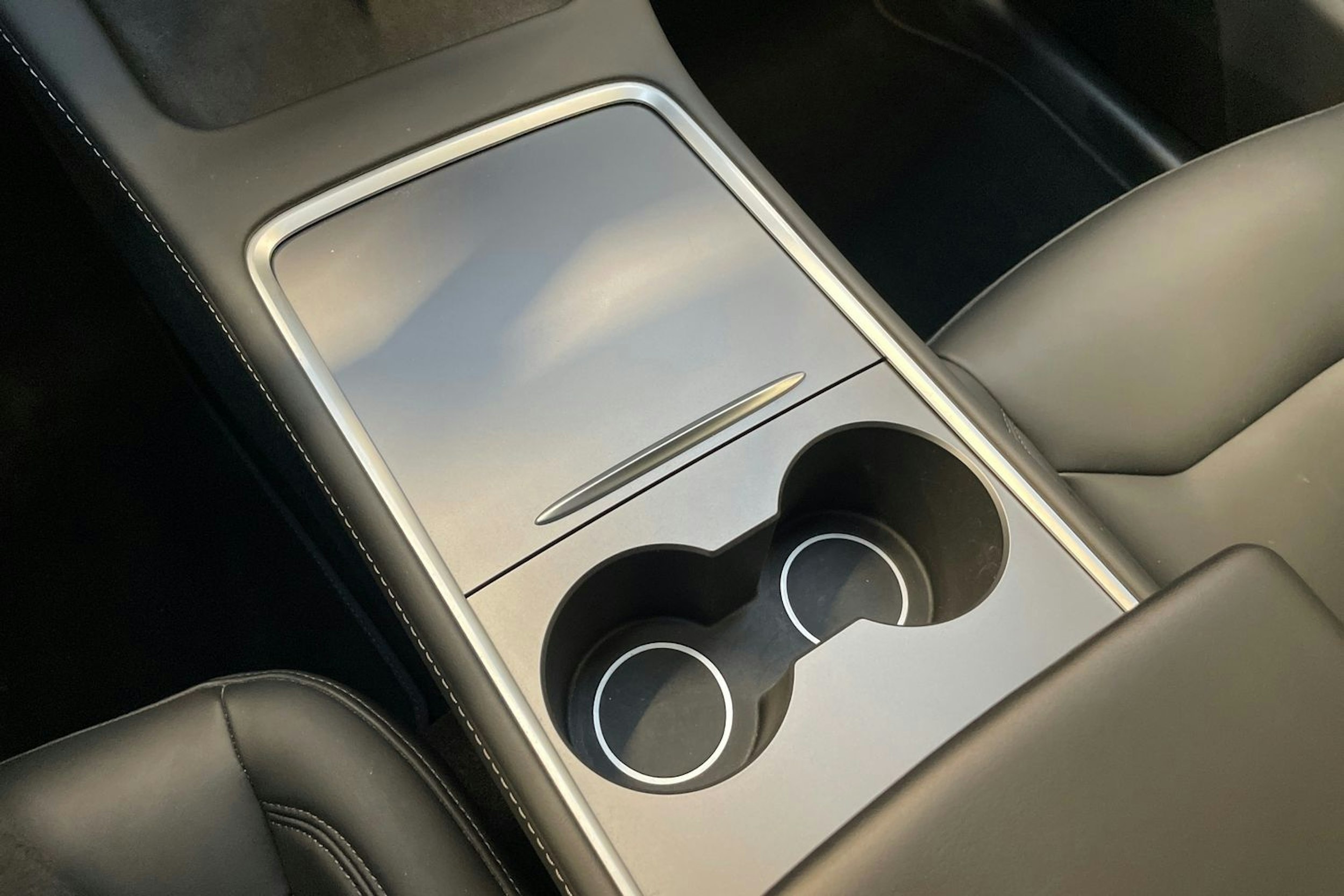 musta Tesla Model Y 2024 kuva 25.