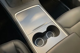 musta Tesla Model Y 2024 kuva 25.