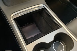 musta Tesla Model Y 2024 kuva 26.