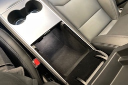 musta Tesla Model Y 2024 kuva 27.