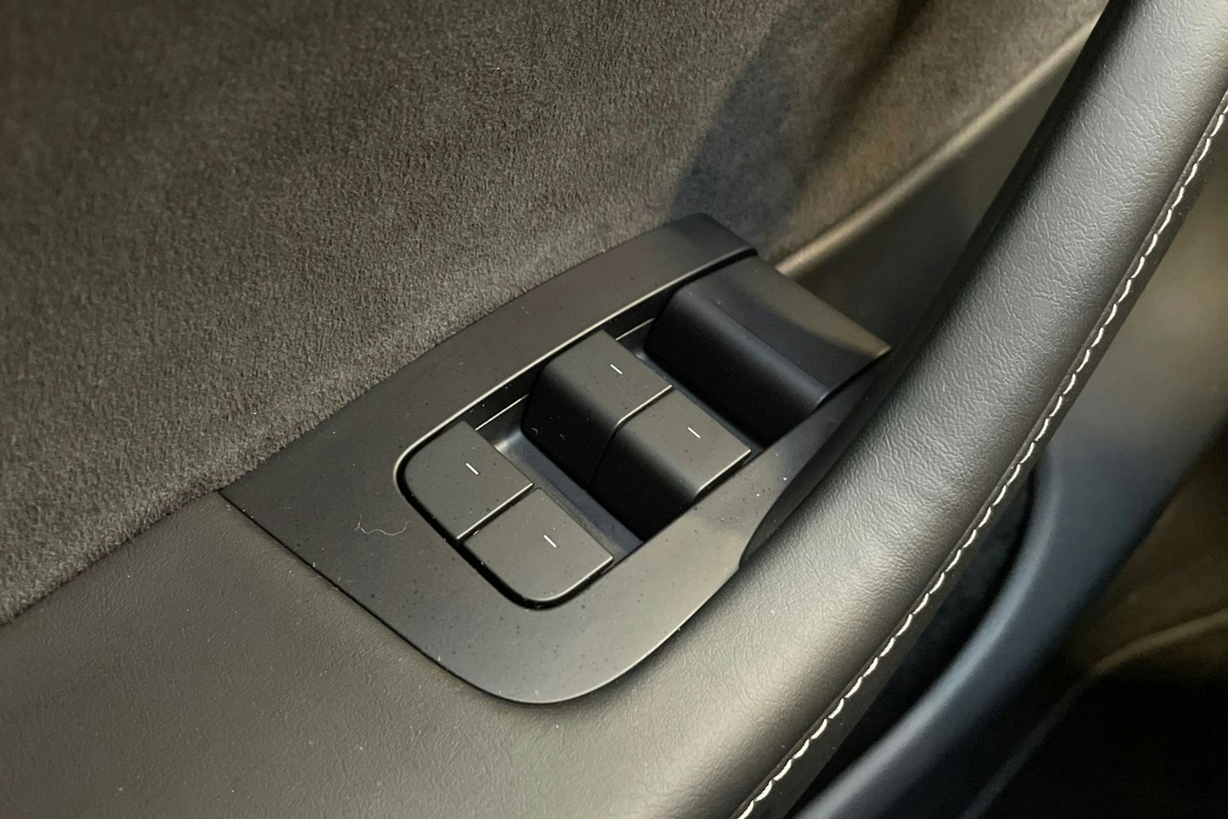 musta Tesla Model Y 2024 kuva 28.