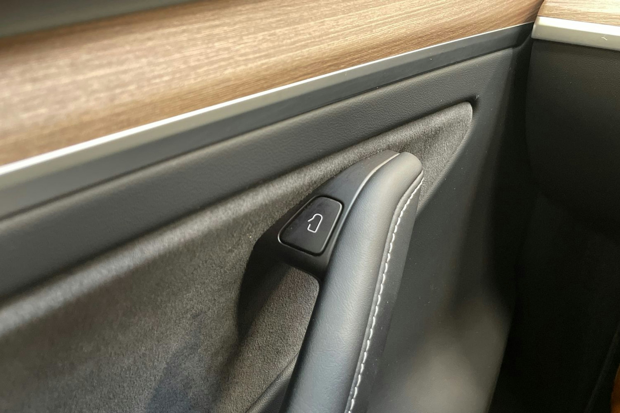 musta Tesla Model Y 2024 kuva 29.