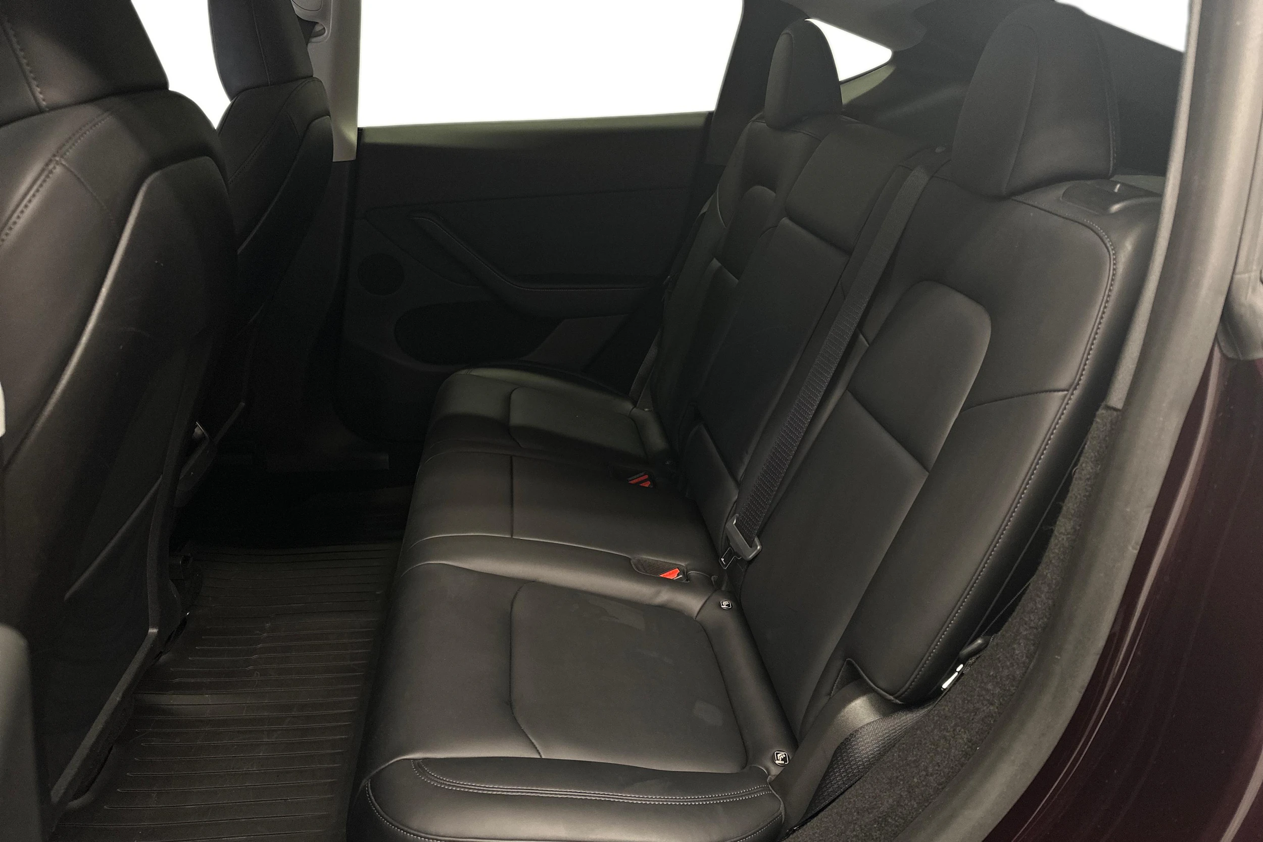 punainen Tesla Model Y 2024 kuva 8.