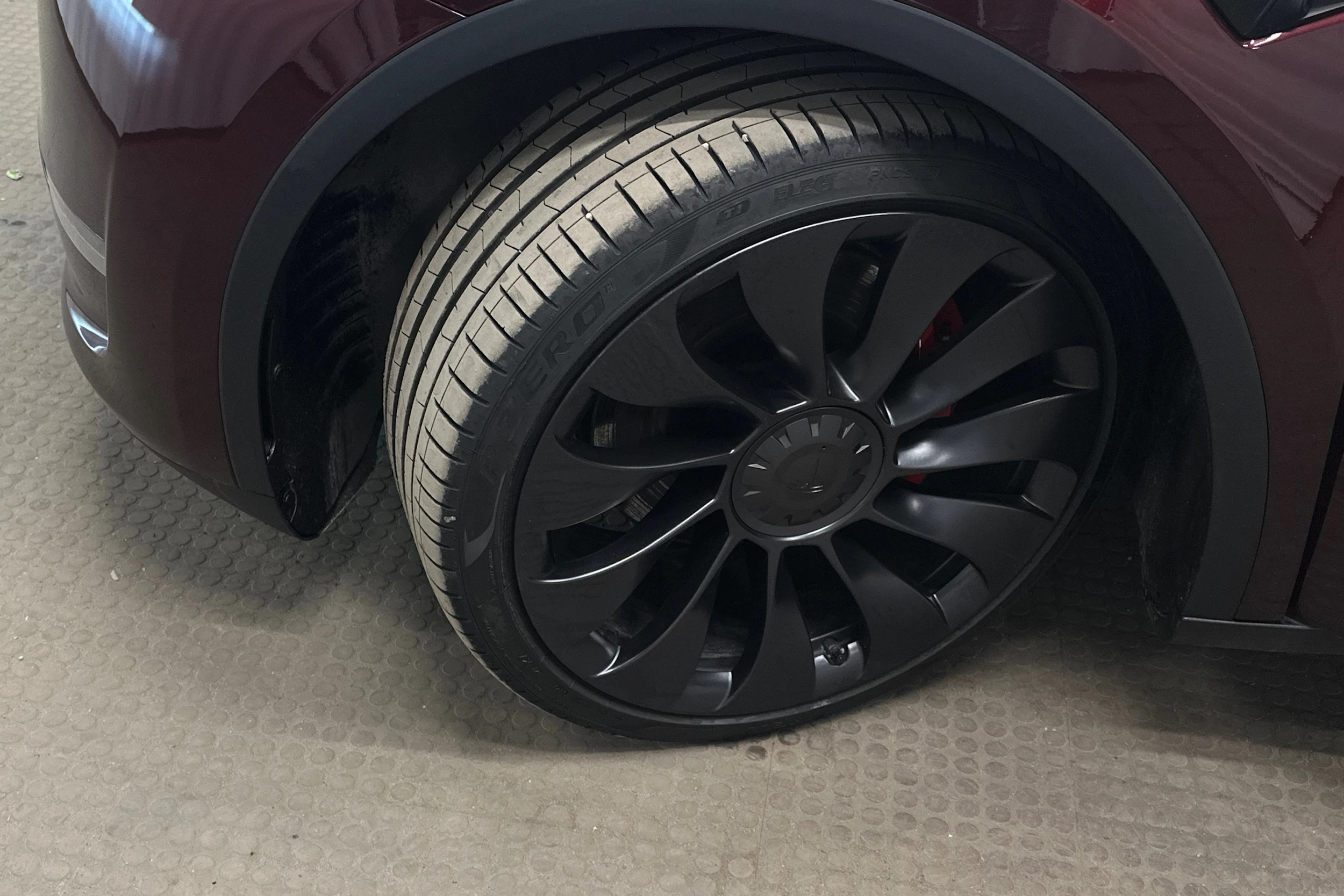 punainen Tesla Model Y 2024 kuva 10.
