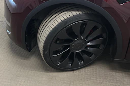 punainen Tesla Model Y 2024 kuva 10.