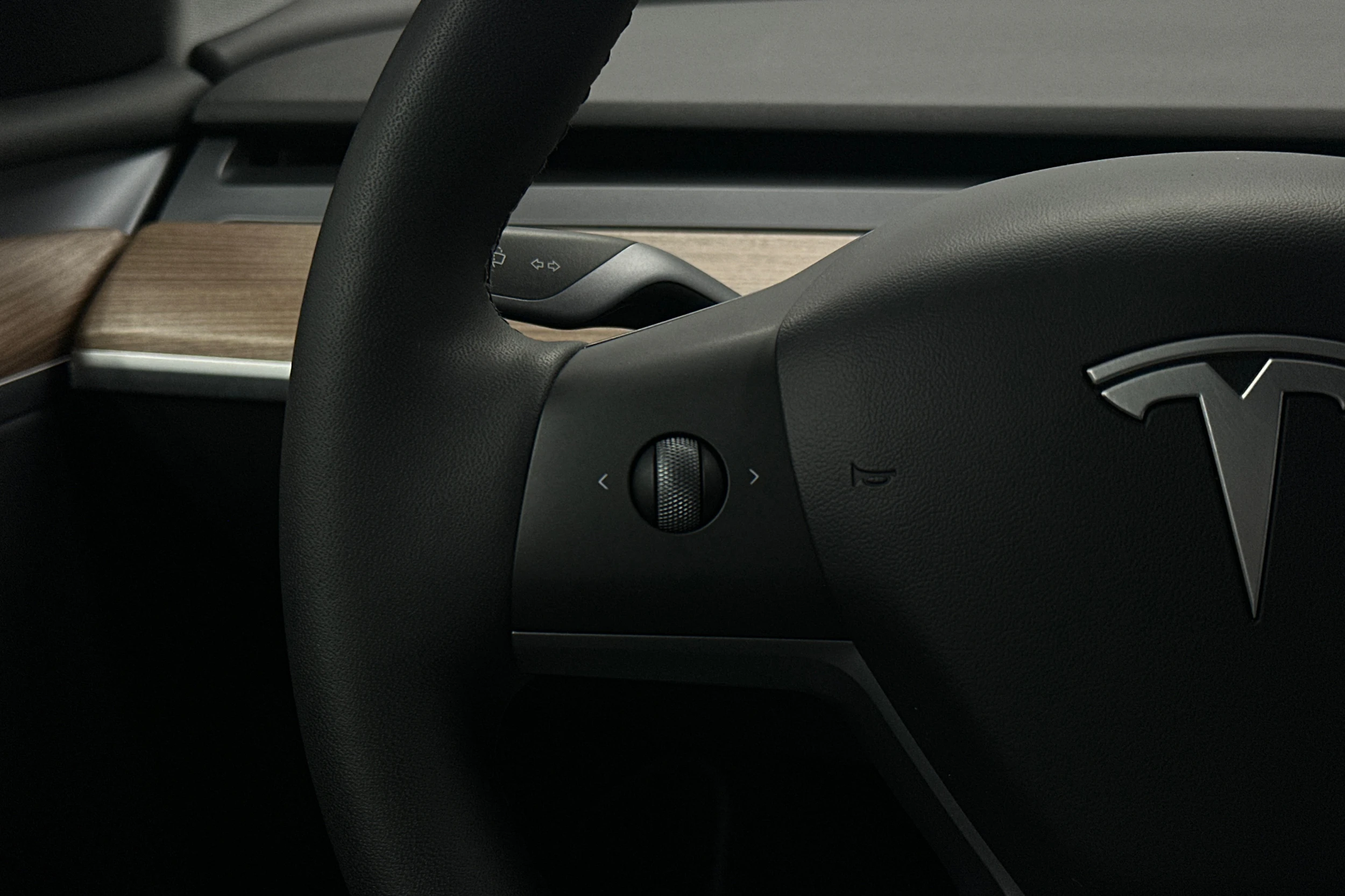 punainen Tesla Model Y 2024 kuva 11.