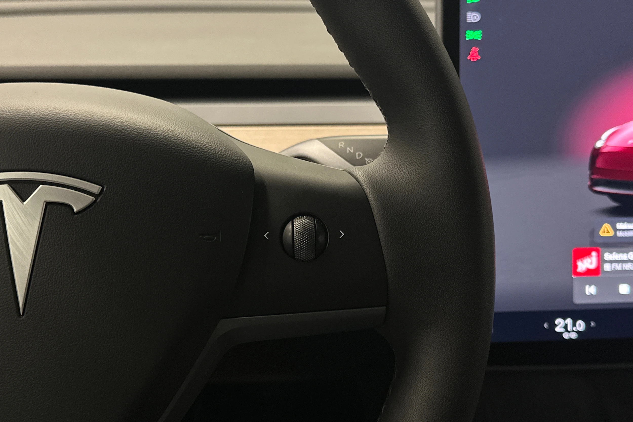 punainen Tesla Model Y 2024 kuva 12.