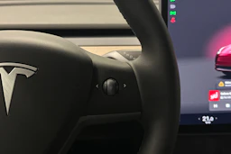 punainen Tesla Model Y 2024 kuva 12.