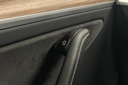 punainen Tesla Model Y 2024 kuva 15.