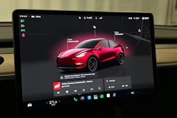 punainen Tesla Model Y 2024 kuva 16.
