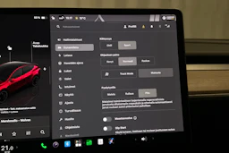 punainen Tesla Model Y 2024 kuva 18.