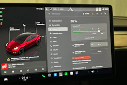 punainen Tesla Model Y 2024 kuva 19.