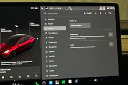 punainen Tesla Model Y 2024 kuva 22.