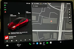 punainen Tesla Model Y 2024 kuva 27.