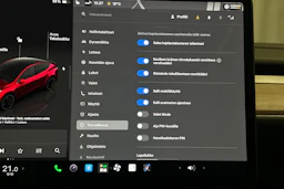 punainen Tesla Model Y 2024 kuva 33.