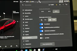 punainen Tesla Model Y 2024 kuva 35.