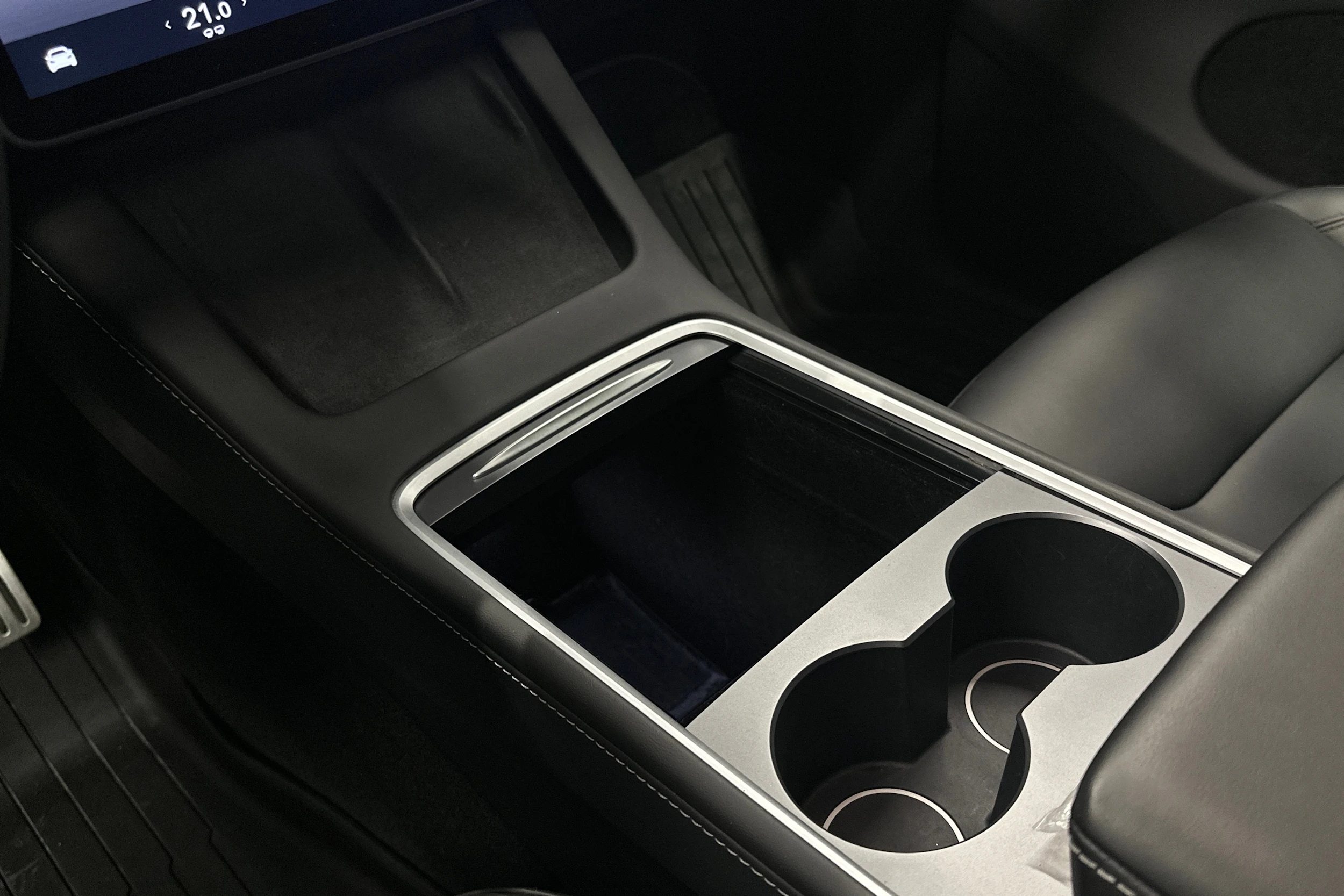 punainen Tesla Model Y 2024 kuva 37.