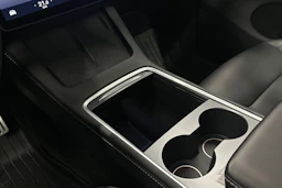 punainen Tesla Model Y 2024 kuva 37.