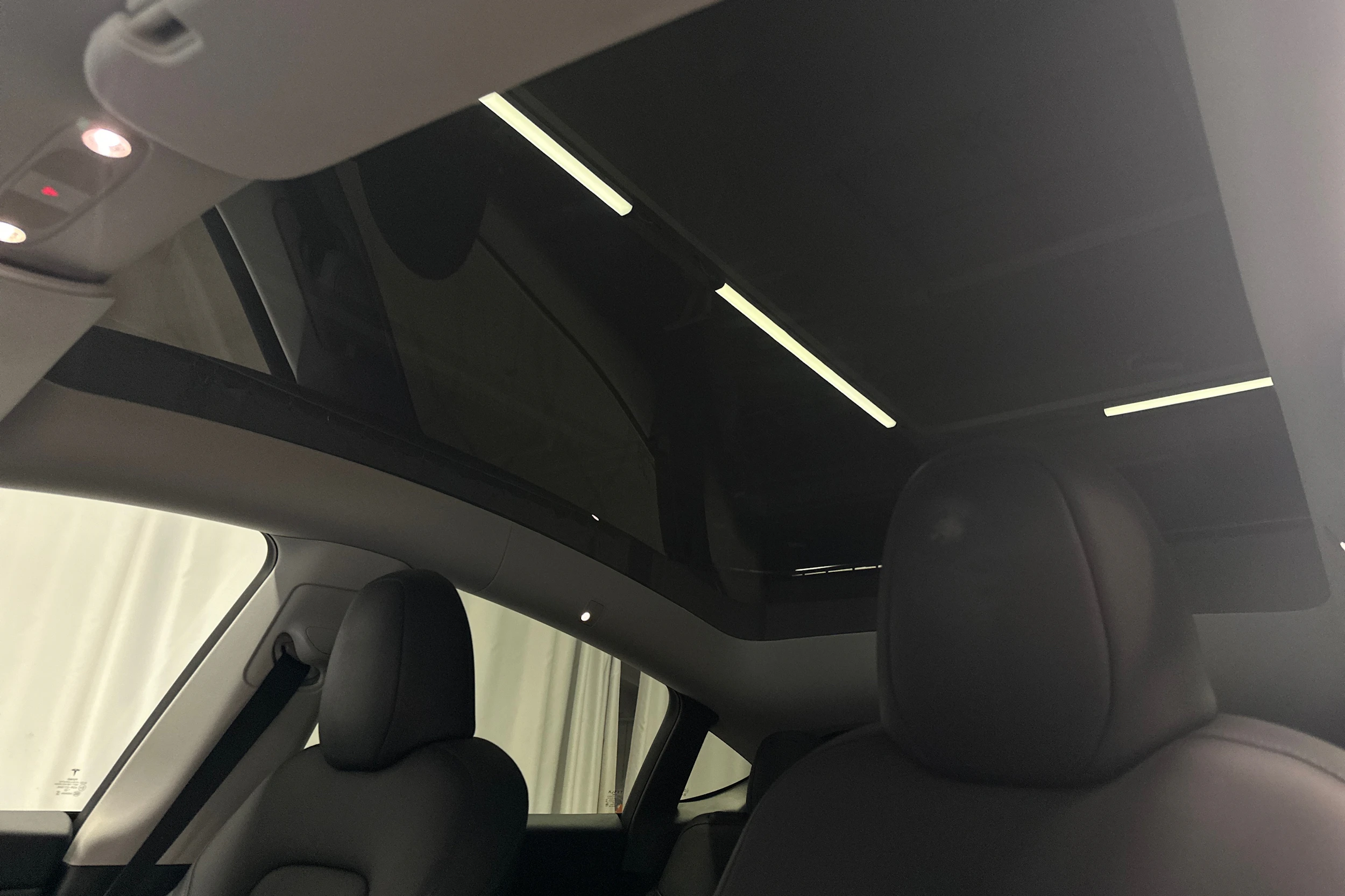 punainen Tesla Model Y 2024 kuva 38.