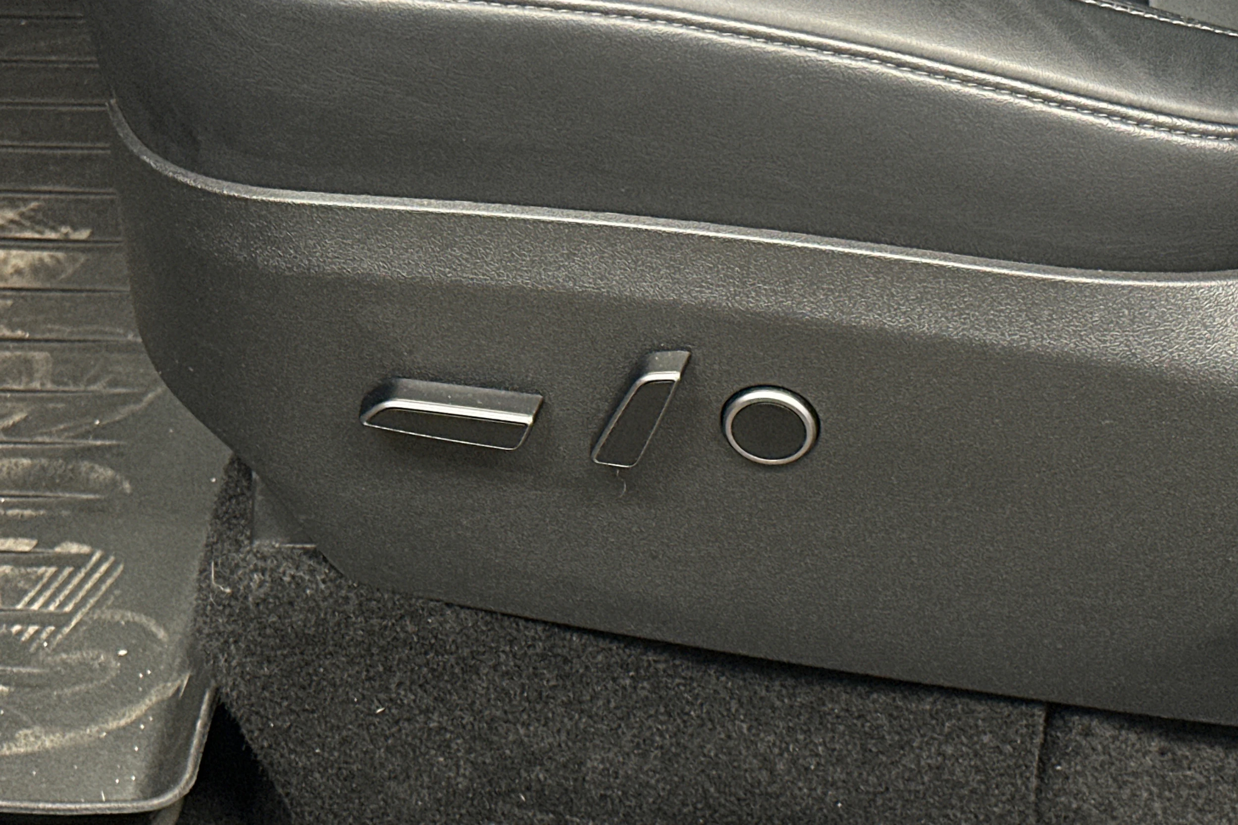 punainen Tesla Model Y 2024 kuva 39.